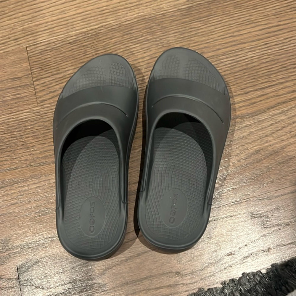 Oofos slides size 8 women’s
